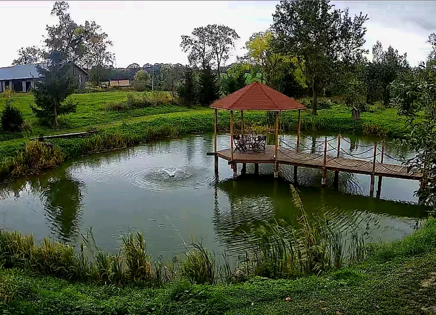 Staw w Awajkach z pomostem i altaną
